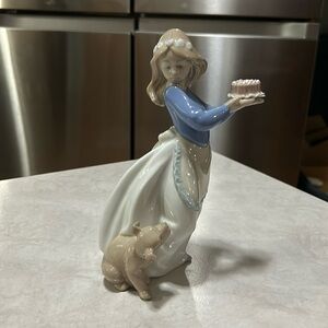 NAO LLADRO VALENCIA GIRL HOLDING CAKE WITH DOG 1987 SPAIN